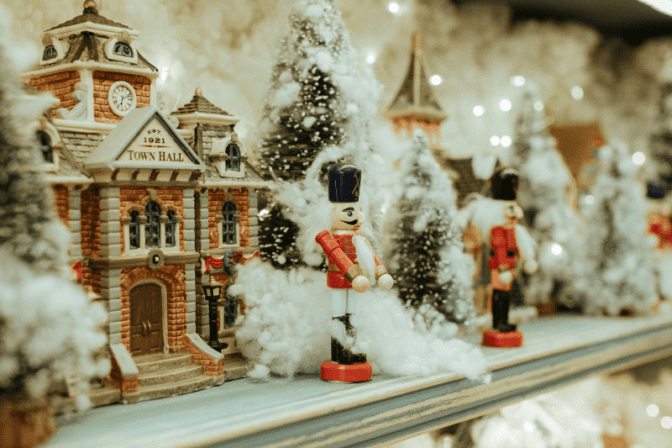 Holiday Activities for Seniors in Memory Care: A Guide for Rockford, IL Families